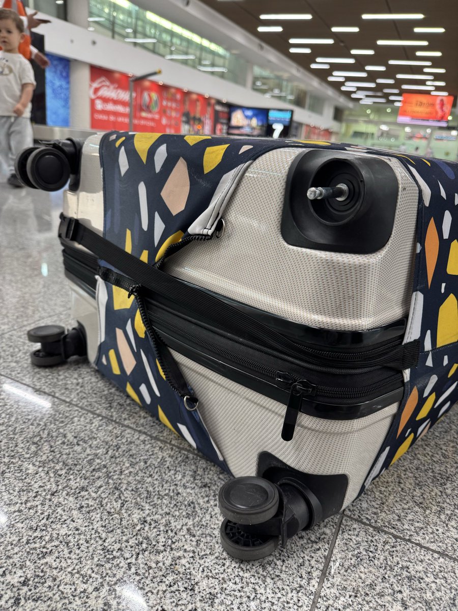 Carlottaherrer4's tweet photo. Gracias @Aeromexico por destruir mi maleta nueva! https://t.co/k5N3XKRKaT