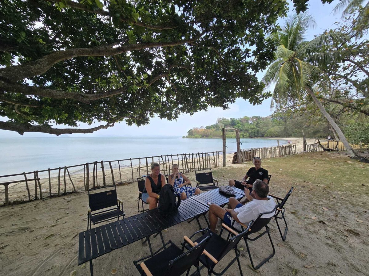 🏍️ Balade Scooters &amp; Motos
📍 Koh Sirey – 26/02/2026

Visites solidaires, déjeuner au Sireha Café, baignade à Laem Nga, pause au Happy Beach Bar et coucher de soleil au Wat Ban Koh Sirey 🌅

Encore une journée mémorable avec l’AFA 🇹🇭

#KohSirey #Phuket #AFA #Thailand #BaladeMoto