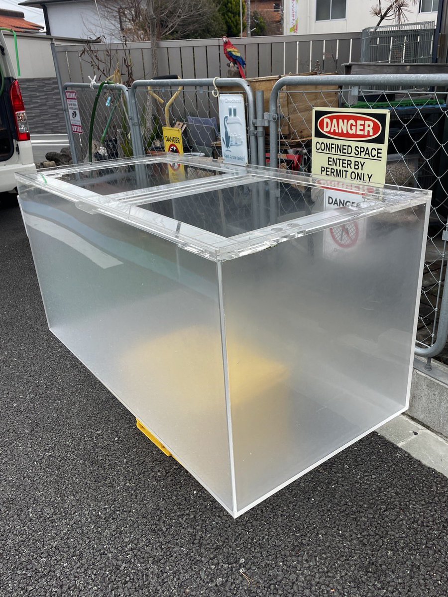 中古アクリル水槽 1200×600×600 オールクリア アクリル水槽 入荷です