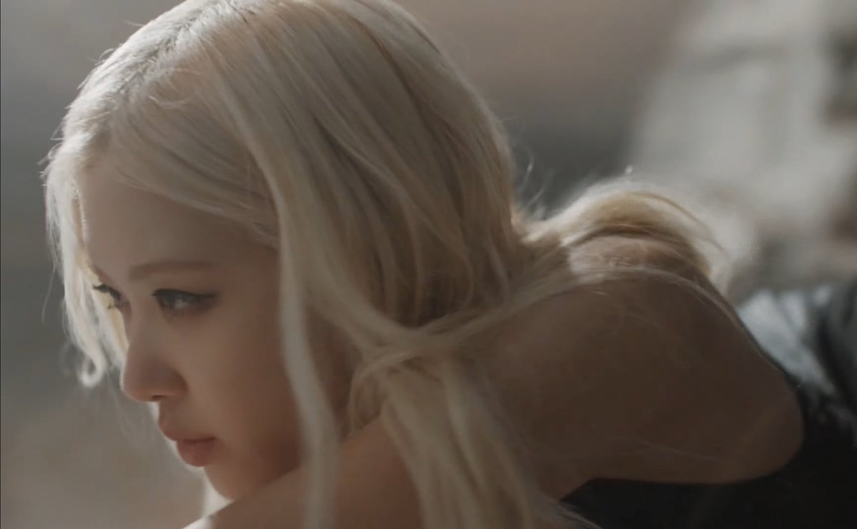 hyde23Dan's tweet photo. Un aplauso a Blackpink por no tenerle miedo a salir de su zona de confort y cambiar de generos musicales y hacerlo increíble en el proceso 

DEADLINE OUT NOW
#DEADLINEWillMakeYouGO 
#BLACKPINKDEADLINE @BLACKPINK https://t.co/YbvzxOQNW5
