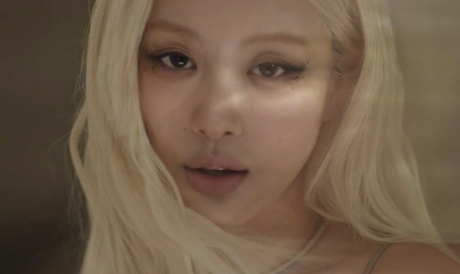 rosespics's tweet photo. rosé for “GO” mv https://t.co/17prj14nVP