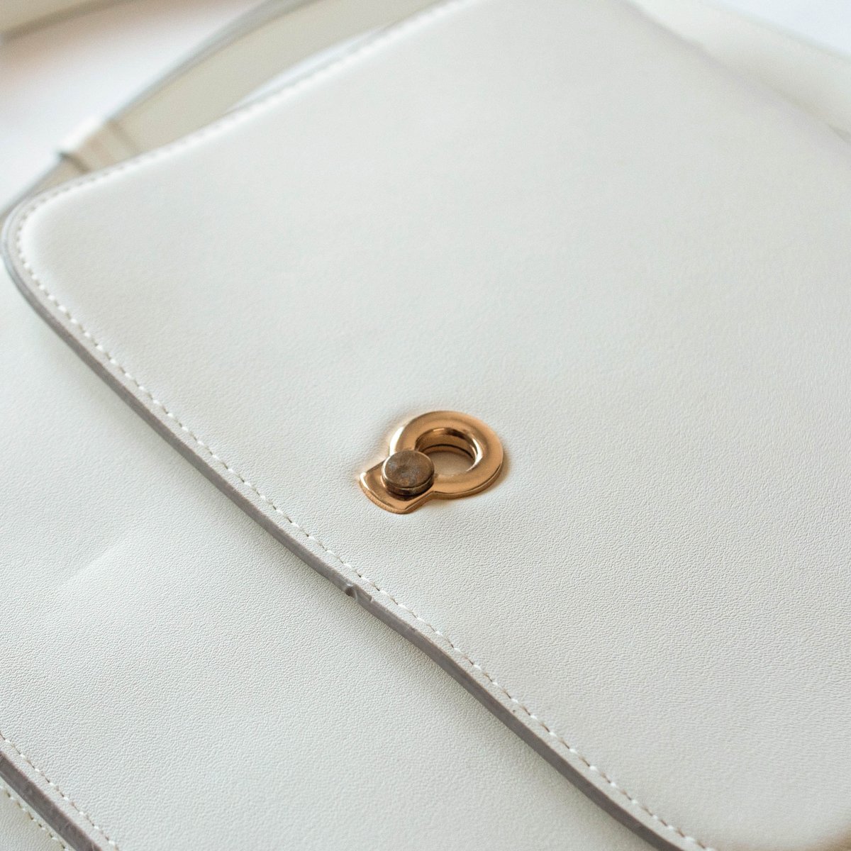 MarymondJapan's tweet photo. 🌟数量限定ミニショルダーバッグ・ムクゲ発売！🌟

ムクゲのアクセサリーがついたミニショルダーバッグを数量限定で販売します！

※本商品は若干の傷などがついているワケあり商品です。

サイズ：縦23cm×横20㎝×奥6㎝
割引価格：￥3,000

お買い求めはこちらから🦋
https://t.co/qj3pD7Ccx0 https://t.co/LNC7WAC8of
