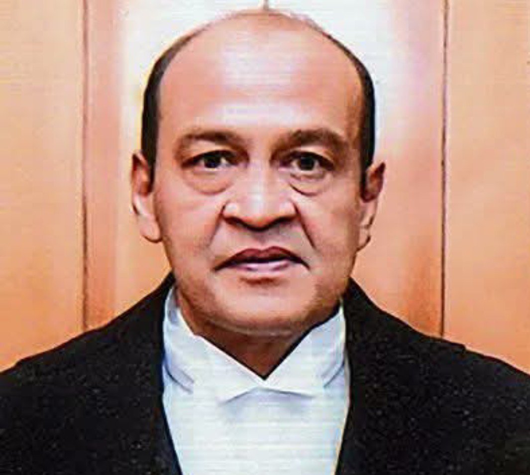 उम्र भर जज यही भूल करता रहा,
धूल चेहरे पर थी, आईना साफ़ करता रहा।

भारत में न्यायिक भ्रष्टाचार न सिर्फ़ वास्तविक है, बल्कि यह बड़े पैमाने पर फैला हुआ है।

सुप्रीम कोर्ट ने भले ही एक कायर NCERT से झुककर माफी मंगवा ली हो,लेकिन सच यही है।