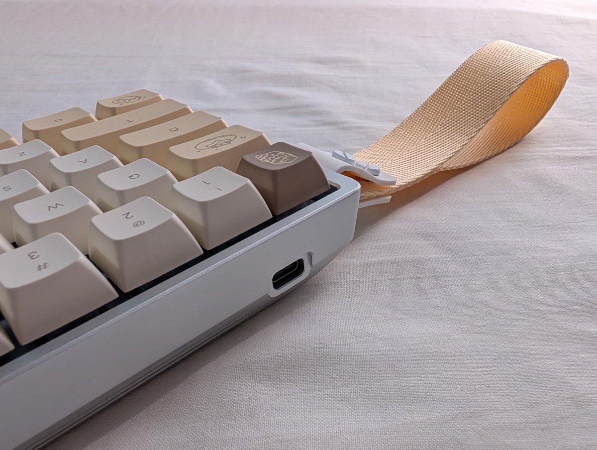 khvngyn's tweet photo. Wooting 60HEV2 - ANSI Split - Bright Silver case
Osume Dalgona Marshmellow keycaps
Custom strap https://t.co/VpOEEbEeQK