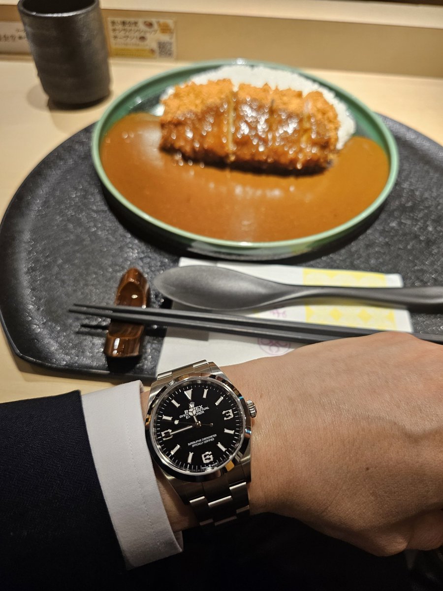 Qsukesuke's tweet photo. まい泉とオーベルジーヌのコラボカレー🍛最高に美味しかったけどカレー皿とスプーンがめちゃくちゃ食べづらい形で残念。。🤦🏻‍♂️ https://t.co/64XIkKAmmh
