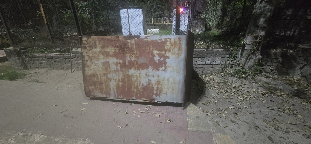 GunjanBM's tweet photo. Noida authority its a shame you dont even come once in a month to clean the parks. This are the pictures of our central park in shatabdi viher sector 52! https://t.co/fTOo5V1TB3