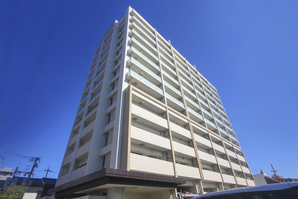 wavehouse_jp's tweet photo. アルビオ・ガーデン門田屋敷は岡山市中区門田屋敷エリアに佇む、歴史と文教の薫りを纏うレジデンス。
岡山電気軌道東山線「門田屋敷」電停徒歩1分という優れた交通利便性を誇り、県庁通り・岡山駅方面へもスムーズにアクセス可能です。
 https://t.co/ydcArFYW1T https://t.co/xFXzLfI4Mo