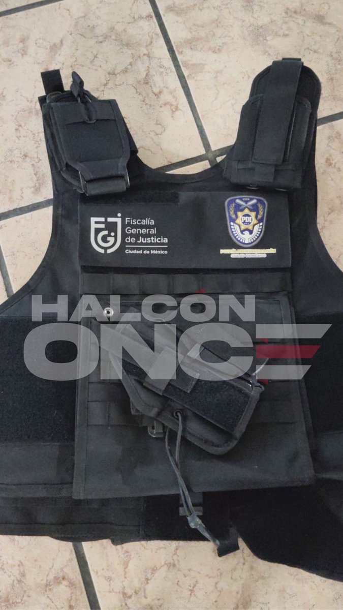 HalconOnce's tweet photo. 🧵 EX PDI DE CDMX LIDERABA BANDA DE FALSOS MINISTERIALES EN ECATEPEC

Rubén Omar “N”, 39 años, ex elemento de la Fiscalía General de Justicia de la Ciudad de México, fue detenido en Av. Recursos Hidráulicos, #Ecatepec, #Edomex.

La detención realizada por efectivos de la #Marina y Policías Municipales Grupo “Goes”, tras ser denunciado por una pareja a la que intentó extorsionar. 1/7