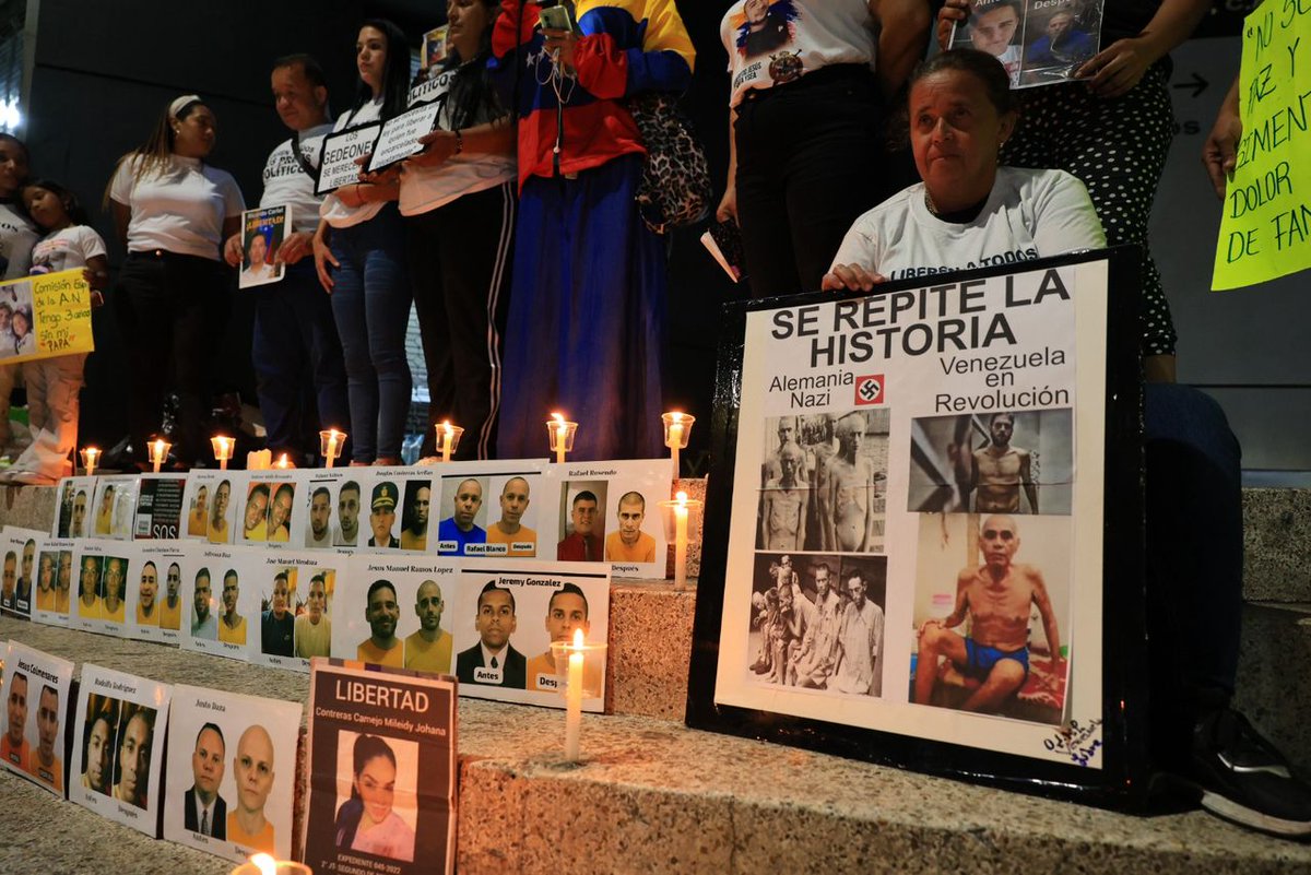 clippve's tweet photo. VIGILIA #24Feb | Se cumplen 49 días desde que familiares de personas detenidas por motivos políticos iniciaron una vigilia permanente en las adyacencias de El Helicoide.
A pesar del evidente cansancio físico y el desgaste mental que implica esperar respuestas bajo la incertidumbre, las madres, padres, hermanos y amigos no se rinden. Su oración es una sola: libertad plena para todos los presos políticos en Venezuela.
El sufrimiento de las familias es una extensión de la injusticia que viven los detenidos. Como organización, nos mantenemos firmes en nuestra postura:
- Exigimos liberaciones plenas: Sin medidas restrictivas que mantengan el acoso.
- Celeridad inmediata: No hay justificación para seguir alargando el dolor de quienes esperan un abrazo en libertad.
- Justicia real: Los derechos humanos no deben ser objeto de negociación ni de esperas indefinidas.
#LibertadParaLosPresosPolíticos
#QueSeanTodos