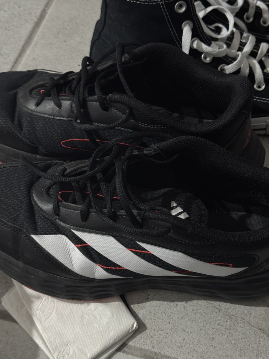 elranchitodeozz's tweet photo. @adidasoriginals @adidasMX estos salieron defectuosos me lastiman el pie derecho, lo digo en serio… y como ahí que ? Ya me jodi por pagar 😫😅🥸 https://t.co/VEVBSR1C6z