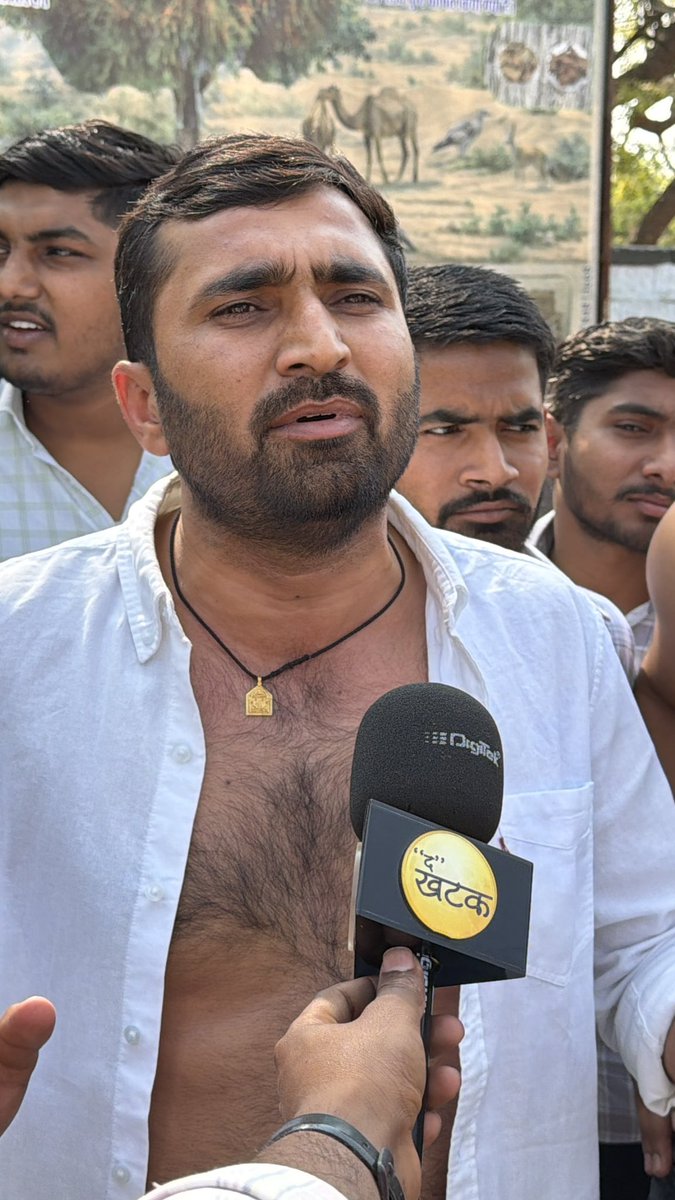 Barmer_Girdhari's tweet photo. एमबीआर राजकीय महाविद्यालय बालोतरा की जमीन बचाने के लिए आज अर्ध नग्न प्रदर्शन कर जिला कलेक्टर को ज्ञापन सौंपा।

@DCDMBALOTRA @RajCMO @Barmer_Harish @UmmedaRamBaytu https://t.co/CjvIBQjnQI