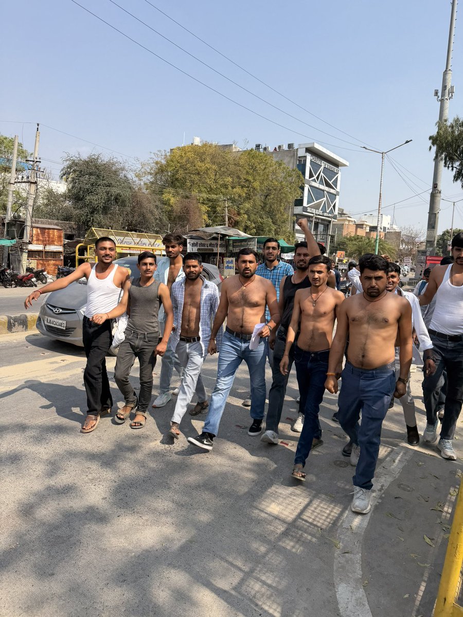 Barmer_Girdhari's tweet photo. एमबीआर राजकीय महाविद्यालय बालोतरा की जमीन बचाने के लिए आज अर्ध नग्न प्रदर्शन कर जिला कलेक्टर को ज्ञापन सौंपा।

@DCDMBALOTRA @RajCMO @Barmer_Harish @UmmedaRamBaytu https://t.co/CjvIBQjnQI