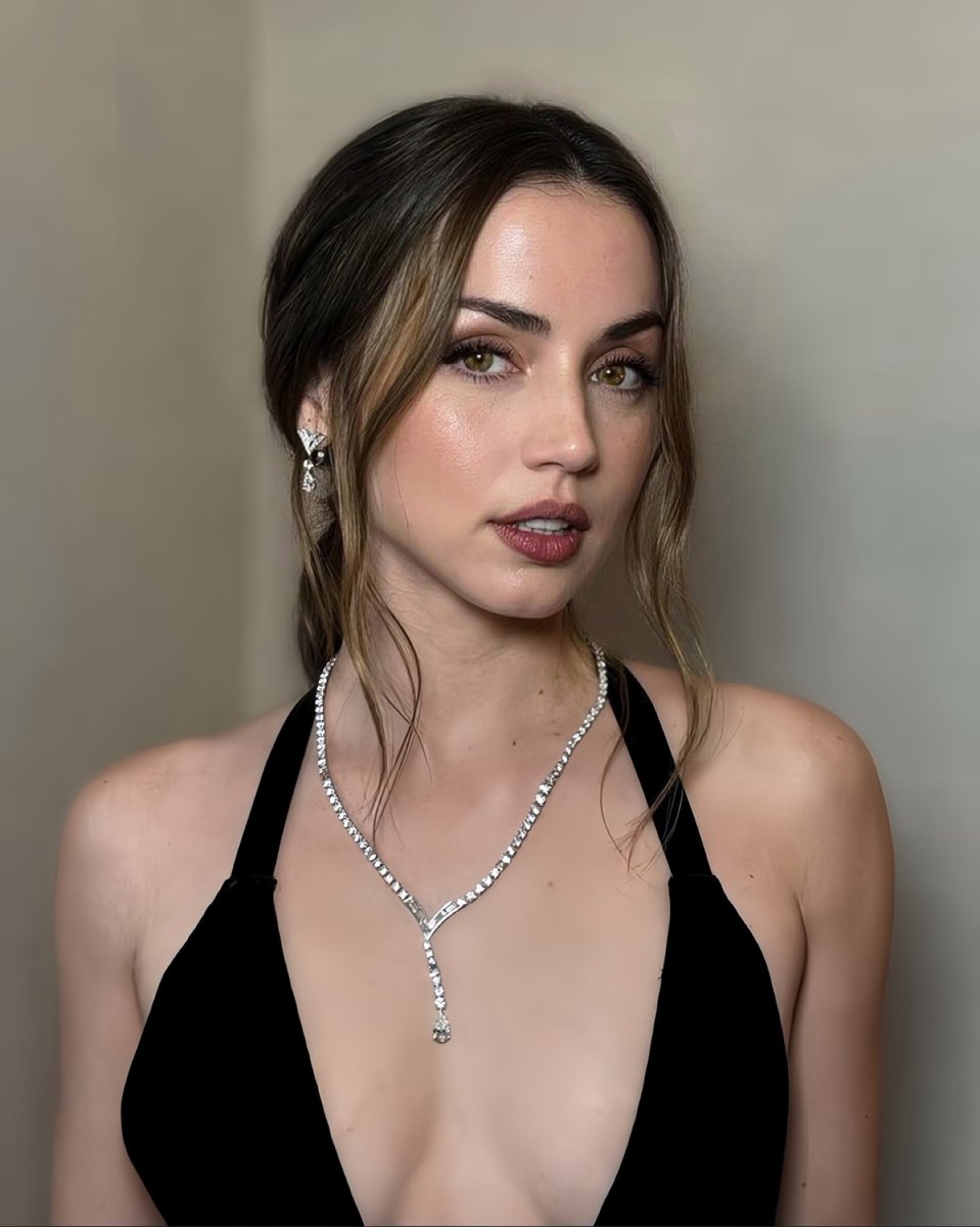 describe ana de armas in ONE word