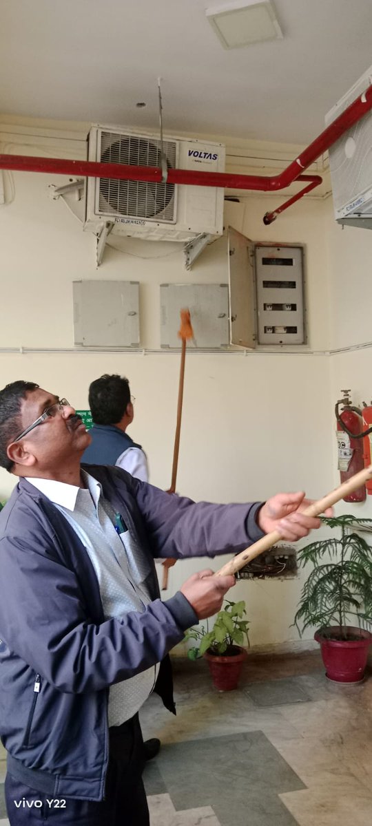 भारतीय खाद्य निगम, क्षेत्रीय कार्यालय, झारखंड अंतर्गत मनाए जा रहे स्वच्छता पखवाड़ा (दिनाँक 16.02.2026 से 28.0.26 तक) के दौरान दिनाँक 25.02.2026 को कार्यालय परिसर मे लगे इलेक्ट्रिक उपकरणों की विशेष साफ-सफाई का अभियान चलाया गया । #FCI #स्वच्छता_ही_सेवा #swachchtapakhwada