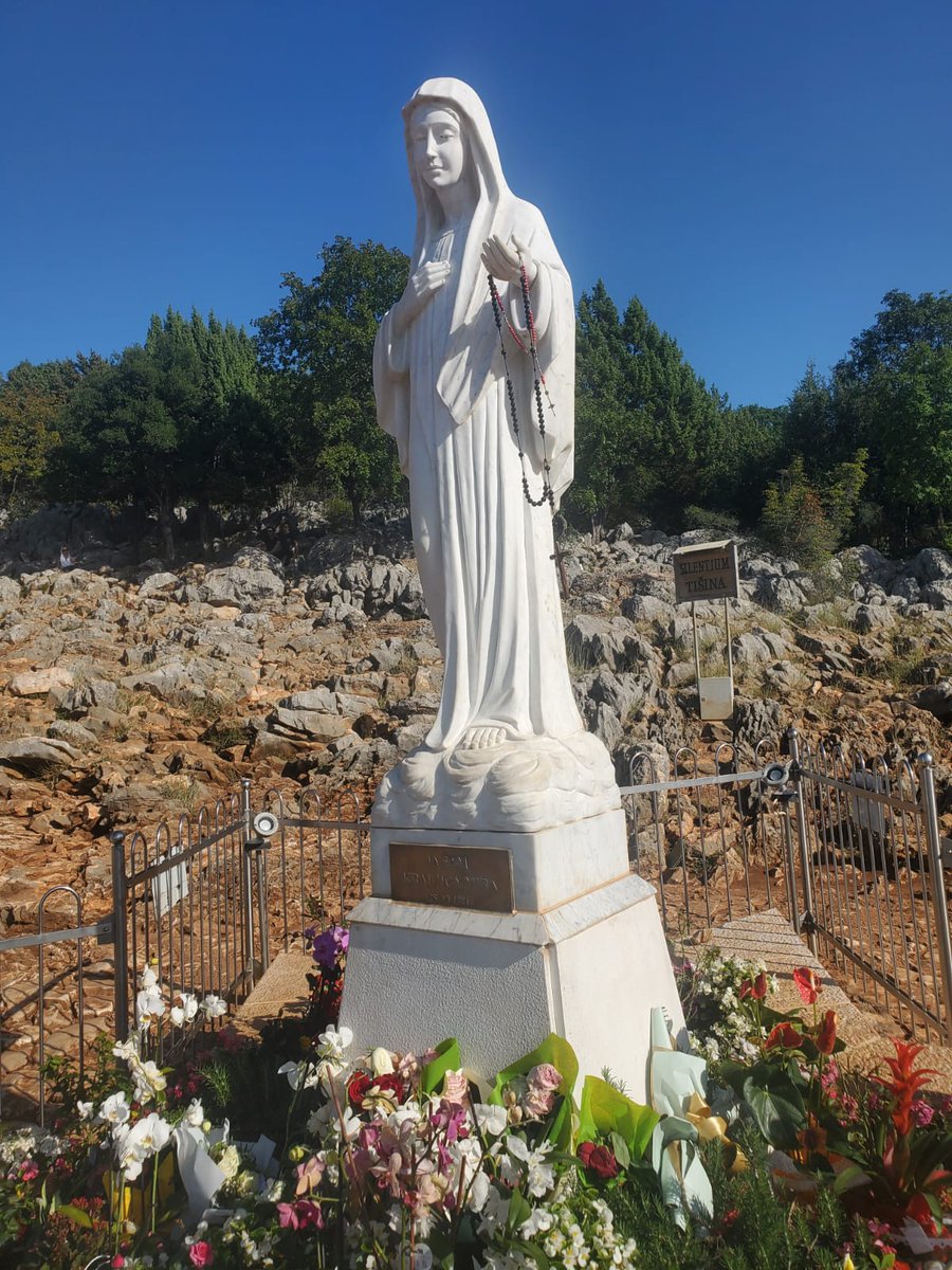 ReinaMedjugorje's tweet photo. Mensaje del 25 de febrero de 2026:
¡Queridos hijos! En este tiempo de gracia, los invito nuevamente a ofrecer sus vidas a Dios para que Él los guíe hacia la resurrección por medio de su conversión personal. https://t.co/bEuzFijxgv