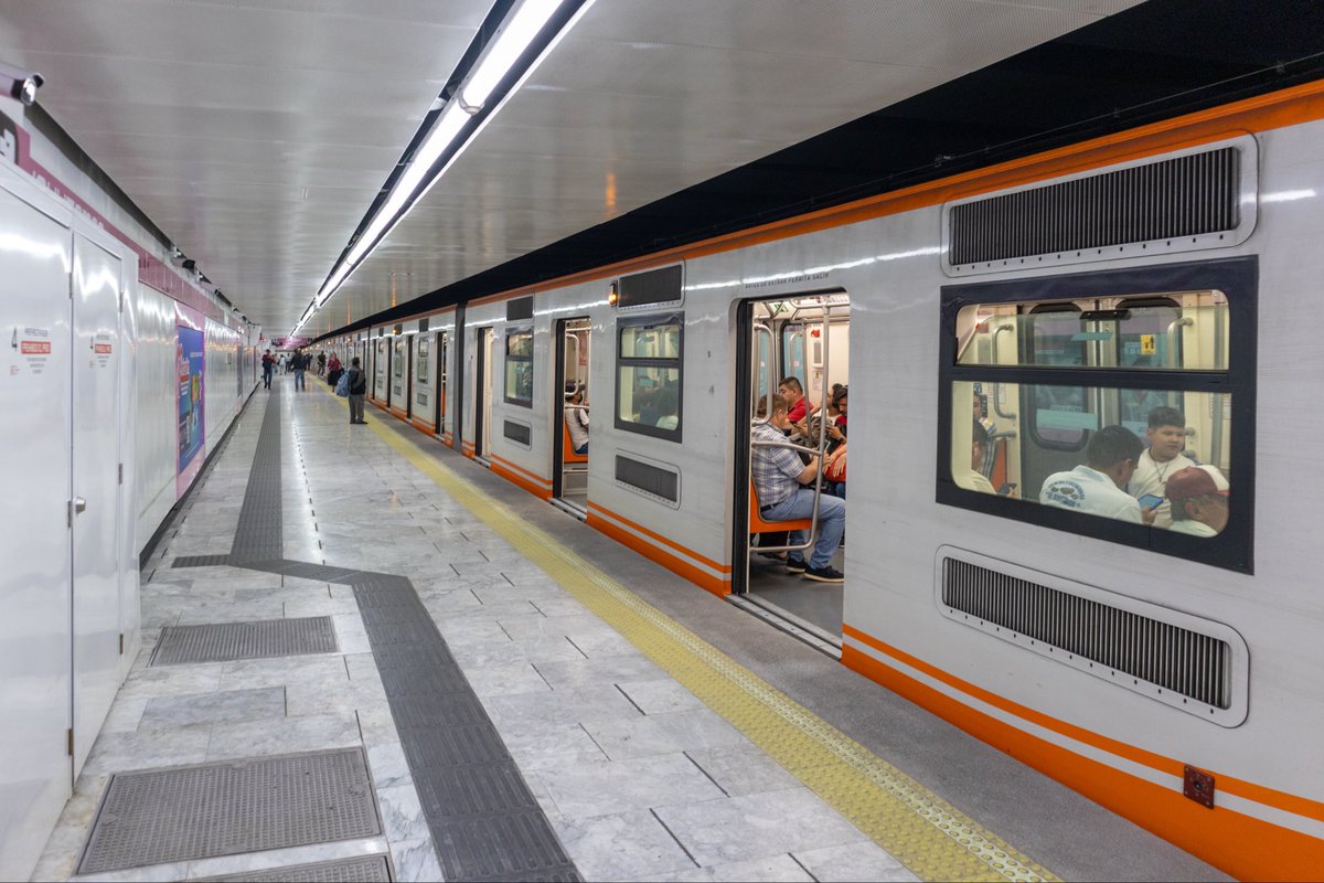 MishArqT's tweet photo. Cuando se ha destruido muchas cosas, en el caso del metro los acabados de mármol de algunas estaciones de línea 1, como Moctezuma y Cuauhtémoc, se reemplazaron por mamparas metálicas blancas. 

“Nueva imagen en la línea”, pero hubiera agradado conservar lo originalmente bello. https://t.co/yCDrTio4SC