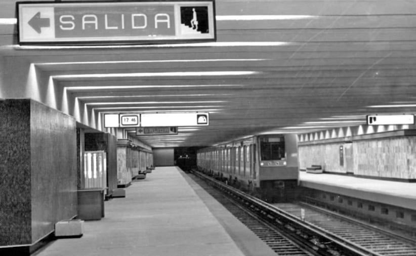 MishArqT's tweet photo. Cuando se ha destruido muchas cosas, en el caso del metro los acabados de mármol de algunas estaciones de línea 1, como Moctezuma y Cuauhtémoc, se reemplazaron por mamparas metálicas blancas. 

“Nueva imagen en la línea”, pero hubiera agradado conservar lo originalmente bello. https://t.co/yCDrTio4SC