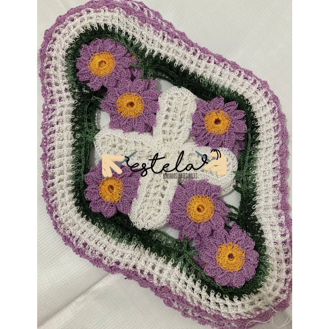 BordadosEstela's tweet image. Nos encanta hacer carpetas de crochet 💜 para decoración de vitrinas o sofás ✨#carpetas #crochet #tejer