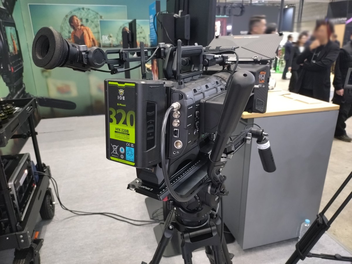 IDX_JP19890222's tweet image. No.8 ブラックマジックデザイン様ブースでは
「URSA Cine Immersive」「URSA Cine 17K」にHV-320B、「PYXIS 12K」にSB-U98/PDをご使用いただいています。シネマカメラの性能を引き出す電源として撮影を支えています。
展示にご使用いただきありがとうございます。
#CPプラス #CPplus #IDX #BlackMagic