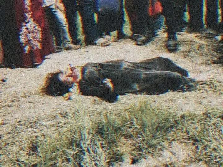 আমেনা নামের মেয়েটা চাকরি করতো। তাদের পরিবার একদমই অসচ্ছল ছিল। তাই জীবিকার তাগিদে বাবা এবং আমেনা বরিশাল ছেড়ে নরসিংদীতে এসেছিল। 

এখানে একটা ভাড়া বাসাতে থাকতো তারা। ভাড়া বাসাতে থেকে, চকরির অল্প কয় টাকার বেতন দিয়েই চলছিল তাদের পুরো পরিবারের সংসার। 

আজকে থেকে ১৫-১৬ দিন আগে কাজ