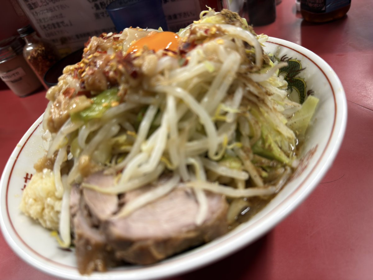 RicardPernod's tweet photo. ラーメン二郎 ＠ 一之江 汁なし大(¥1000)＋全部(¥0)＋🌶️粗挽唐辛子(¥0)＋生玉子(¥50)。Young助手オペの選曲はFM昭和歌謡ではなくボサノバ🎵👍(☝՞ਊ ՞)☝Artificial媚薬グルとムチ豚のペアが踊り狂う丼にジロベーション沸き立つ『旨い! 旨い! 旨い! 旨い!』の高得点麺量375ptのBon AppétitをPresent4U。 https://t.co/rXzgVGInml