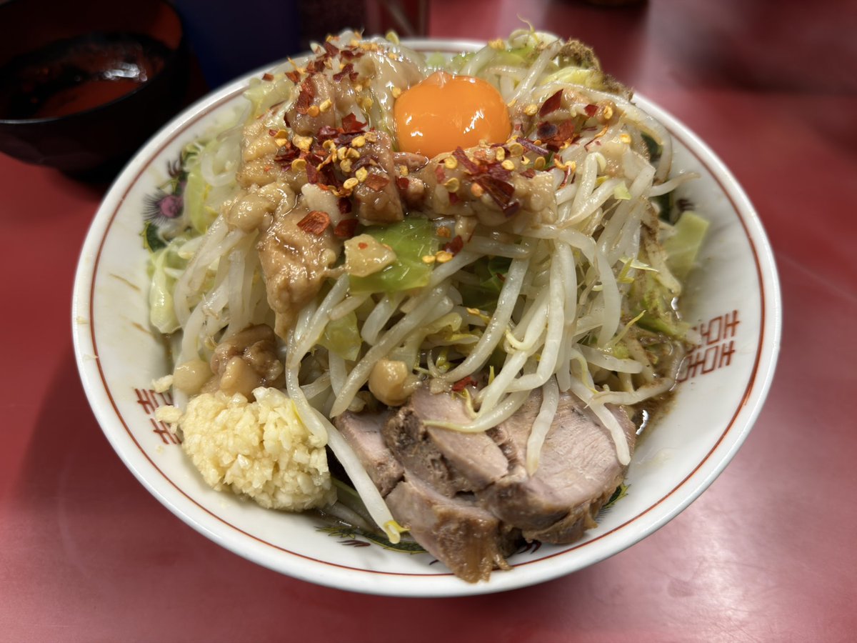 RicardPernod's tweet photo. ラーメン二郎 ＠ 一之江 汁なし大(¥1000)＋全部(¥0)＋🌶️粗挽唐辛子(¥0)＋生玉子(¥50)。Young助手オペの選曲はFM昭和歌謡ではなくボサノバ🎵👍(☝՞ਊ ՞)☝Artificial媚薬グルとムチ豚のペアが踊り狂う丼にジロベーション沸き立つ『旨い! 旨い! 旨い! 旨い!』の高得点麺量375ptのBon AppétitをPresent4U。 https://t.co/rXzgVGInml