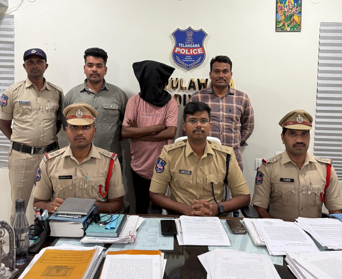 TelanganaCOPs's tweet image. #CMO కార్యాలయ అధికారిగా నటిస్తూ ప్రభుత్వ ఉద్యోగులకు కాల్స్ చేసి డబ్బులు డిమాండ్ చేస్తున్న సూర్య ప్రకాష్ అనే వ్యక్తిని అరెస్ట్ చేసి రిమాండ్ కి తరలించారు సిరిసిల్ల జిల్లా బోయినపల్లి పోలీసులు. నిందితునిపై వివిధ జిల్లాల్లో 10కి పైగా కేసులు ఉన్నట్లు తెలిపారు.
#TelanganaPolice