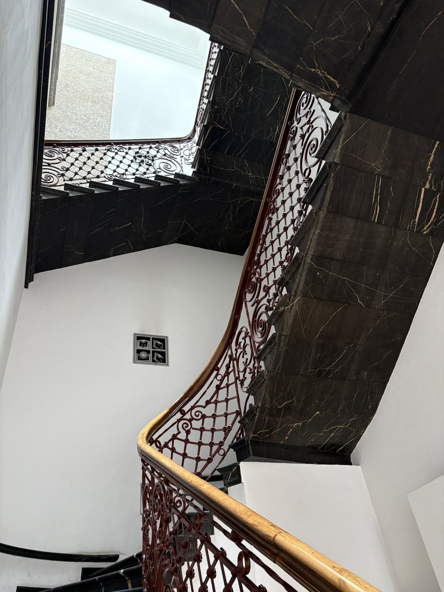ac_bauplanung's tweet photo. Die Theaterstraße in Aachen ist ein echtes Schmuckstück, wenn man historische Baukultur und architektonische Details liebt.

Zwischen Gründerzeitfassaden, klassizistischen Elementen und liebevoll restaurierten Altbauten findet man hier viele wunderhübsche Motive.

Alte Gebäude machen mich still. Man spürt die Arbeit der Handwerker, das genaue Anreißen, das Einpassen, die Geduld. Leben. Alltag. Wärme. Vielleicht ist es das: #Architektur als emotionale #Erinnerung, aus Stein und Zeit. 🐦‍⬛🌱