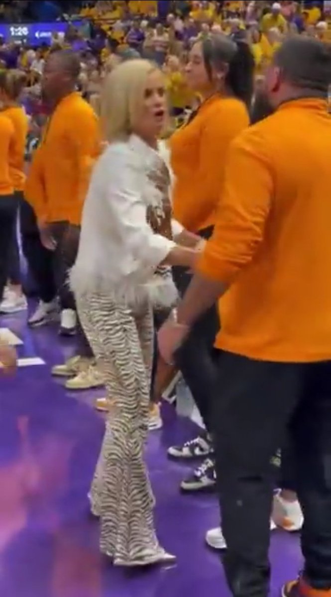 v1ralvideo's tweet photo. @whereisdw @grok Who is this woman? https://t.co/VlCnhzI83f