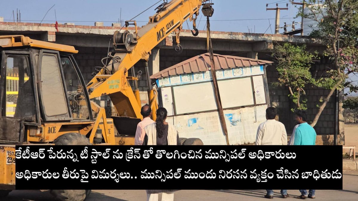 baluanushaa's tweet photo. ఎలక్ట్రిక్ స్కూటీ చిన్నదే కావచ్చు ఈ జీవితానికి పెద్దదే.. తన అభివృద్ధిలో ఒక తొలిమెట్టు సిరిసిల్ల లో.. ఫుట్ పాత్ పై టీ కొట్టు బతికితే కేటీఆర్ బొమ్మ ఉందని తొలగిస్తే. మీరు అందుకున్నారు అన్న.మీరు చూపిన ఉపాధి తో జీవితం లో మొదటి సారి కొత్త బండి కొన్నాడన్న.ఈ రోజుమిమ్మల్ని గుర్తు చేశారన్న https://t.co/2sNgl0YNd6
