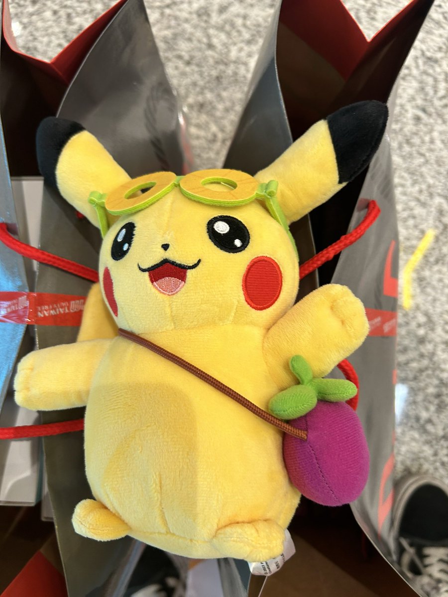 お土産見てたら台湾限定ピカチュウおったからこの子連れて帰ろ笑笑