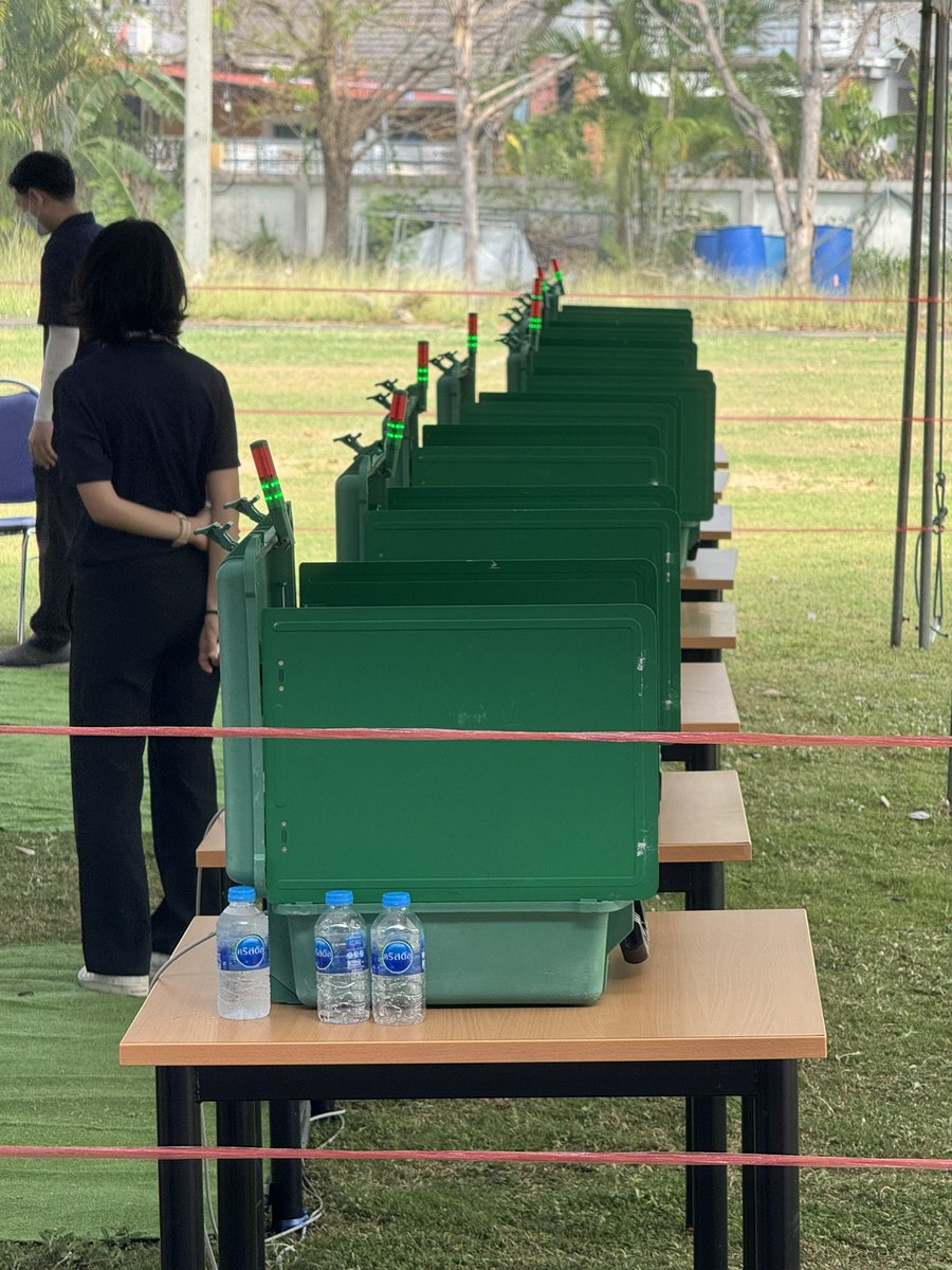 วันนี้มาเลือกตั้งสหกรณ์ กกต ก็ยังเอาเครื่องลงคะแนนอิเล็กทรอนิกส์มาให้ใช้ เป็นแบบนี้ทุกปี แต่พอเลือกตั้งใหญ่ที่สำคัญกับชีวิต ปชช.ดันไม่มีเครื่องแบบนี้ อย่าอ้างว่าไม่พอ หากลงทุนซื้อมันก็พอ แถมไม่มีบัตรเสียด้วย ตอนเย็นพอปิดหีบไม่ถึงชั่วโมงก็รู้ผลการเลือกตั้งสหกรณ์เลย

ข้อดี