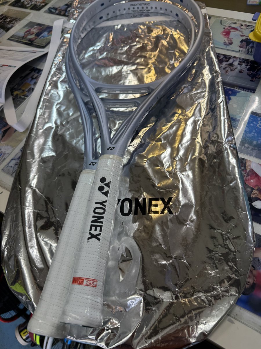 columbia_0220's tweet image. 噂のヨネックスの新作ラケットMUSE（ミューズ）

噂のラケットが噂の店舗にあったので撮影させていただきました。
#MUSE
#yonextennis
#FormFollowsFun
#MOSEギフト