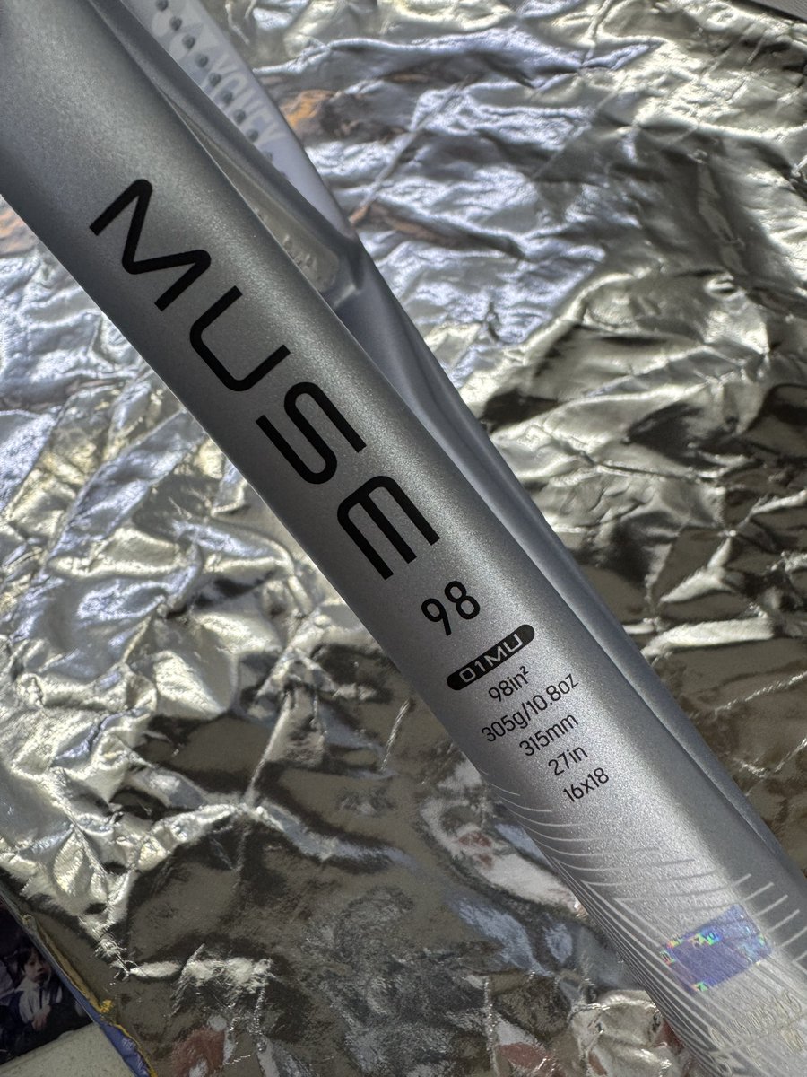 columbia_0220's tweet image. 噂のヨネックスの新作ラケットMUSE（ミューズ）

噂のラケットが噂の店舗にあったので撮影させていただきました。
#MUSE
#yonextennis
#FormFollowsFun
#MOSEギフト