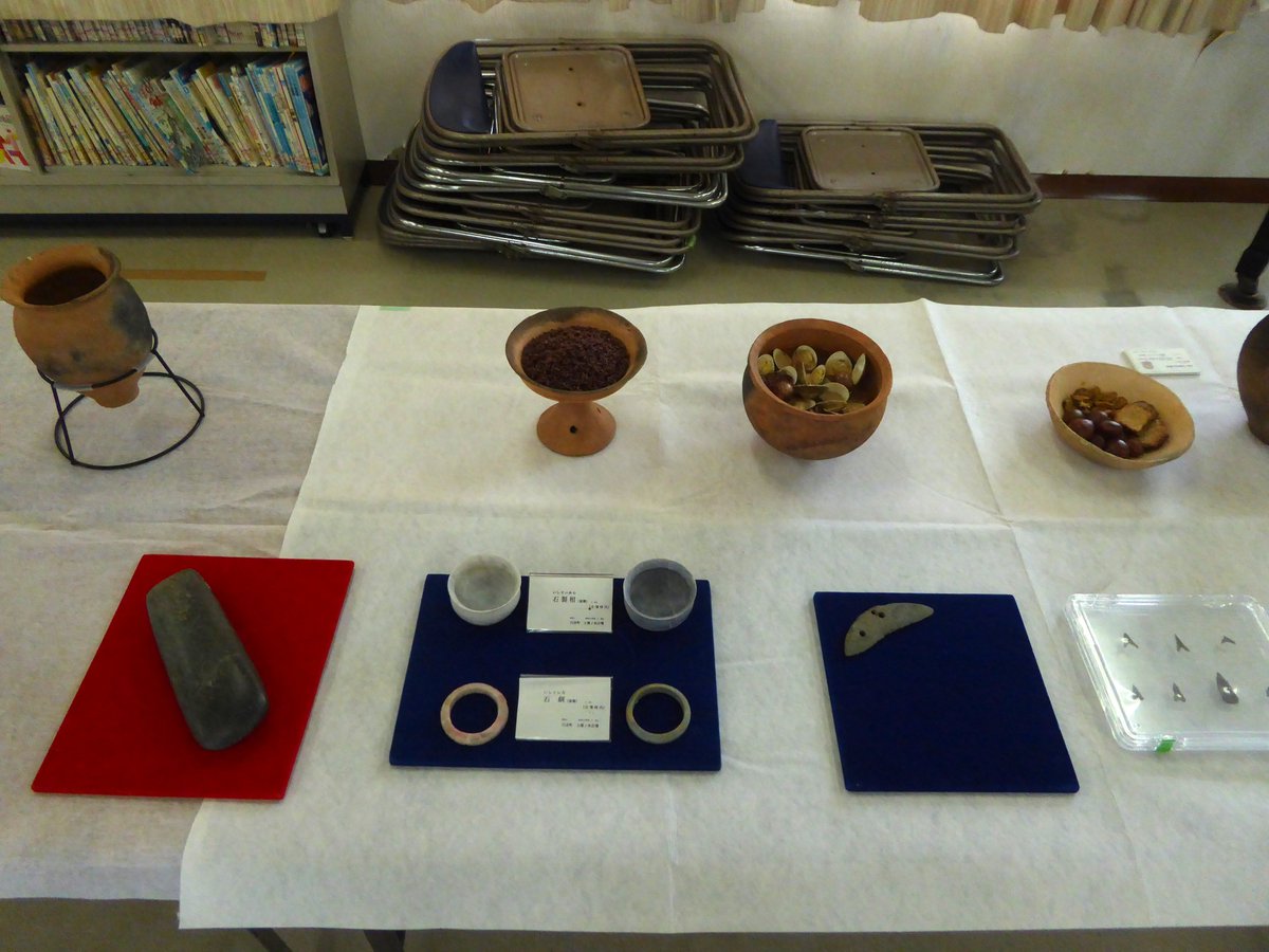 続いて、石鏃（せきぞく）や石包丁、勾玉を見てもらい、それぞれの用途