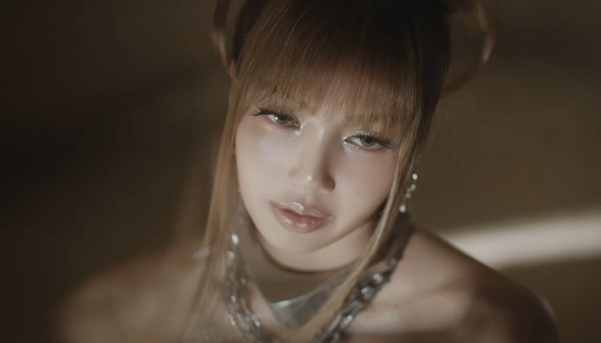lalaluvlalisa's tweet photo. LISA x GO MV https://t.co/b2DfLhWCo3