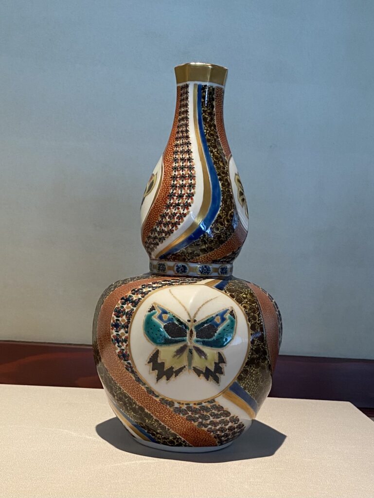 三推し】 命名「錯覚不可避瓶」 #北出塔次郎 錦繍手双蝶図飾瓶 命名者