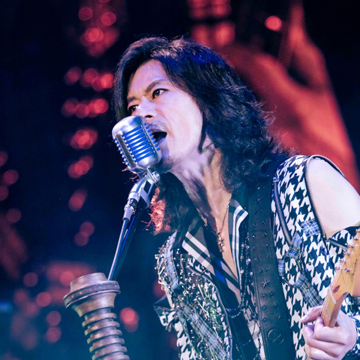 realsoundjp's tweet photo. ◤◢◤ 特集：BUCK∞TICK ◢◤◢

🔗https://t.co/f6Hjk1Bo5H

喪失の痛みを知って手にした比類なき強さ
日本武道館に刻んだレジェンドバンドの現在地

／
📸写真ギャラリーはこちら
https://t.co/hvPZRTgTyO
＼
#BUCKTICK @BUCKTICK_INFO