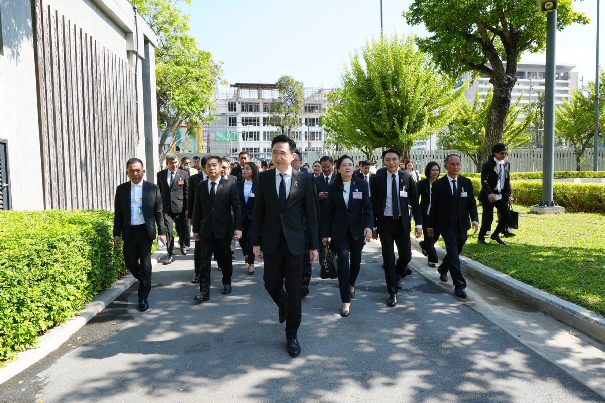 หัวใจคือประชาชน คือ เรือธงของพรรคเพื่อไทย

วันนี้ผมมาให้กำลังใจ สส.เขตของพรรคเพื่อไทย ที่เตรียมตัวทำหน้าที่เพื่อพี่น้องประชาชน พวกเราเริ่มทยอยเข้ารายงานตัวที่รัฐสภาแล้วครับ

เรายืนยันความพร้อมในทุกบทบาทหน้าที่ ด้วยวิธีคิดและนโยบายที่ครอบคลุมทุกมิติ