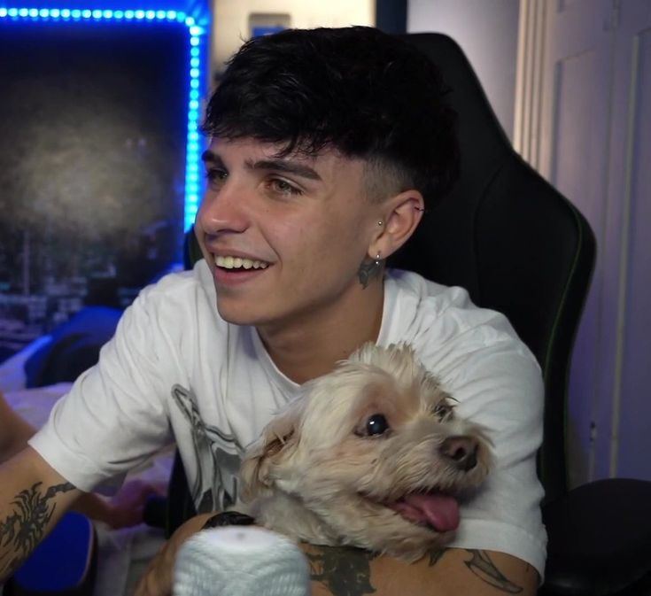 Manu mernuel Manuel aprovecha que estás en tu casa y pásame fotos de simón🙏🙏🙏porfavoreeee 😔😔