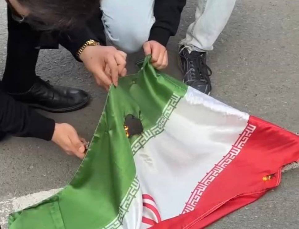 وقتی مسئولان در برابر بی‌حجابی و بی‌بندوباری در دانشگاه‌ها منفعل و مسامحه‌کار می‌شوند، نتیجه این می‌شود که همان دانشجو به مقابله علنی با نظام برخاسته، با کودتاگران همراه شده، شعارهای رکیک می‌دهد و پرچم کشور را آتش می‌زند.
#وحوش_پهلوی
#سیرک_پهلوی