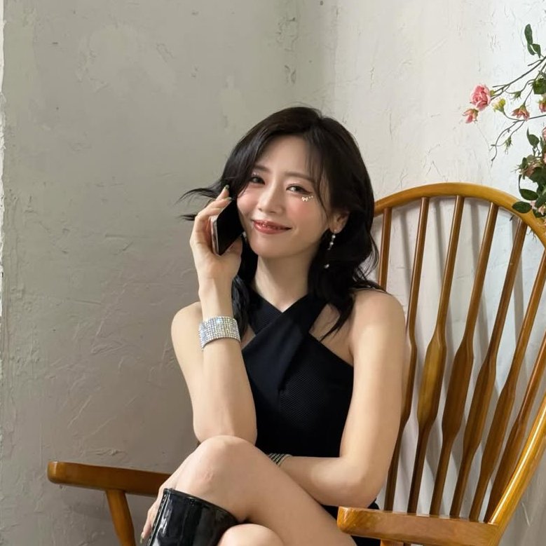 🐰: Hello?
🐰: Babe gimme a moment i need to take this call (talking with her eyes)
🐰: 🥰

🫠🫠🫠🫠🫠