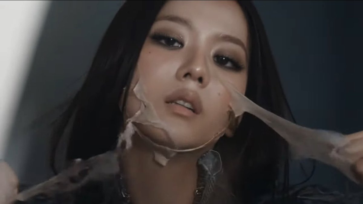 diorceIine's tweet image. jisoo for go mv