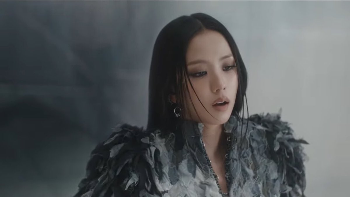 diorceIine's tweet image. jisoo for go mv