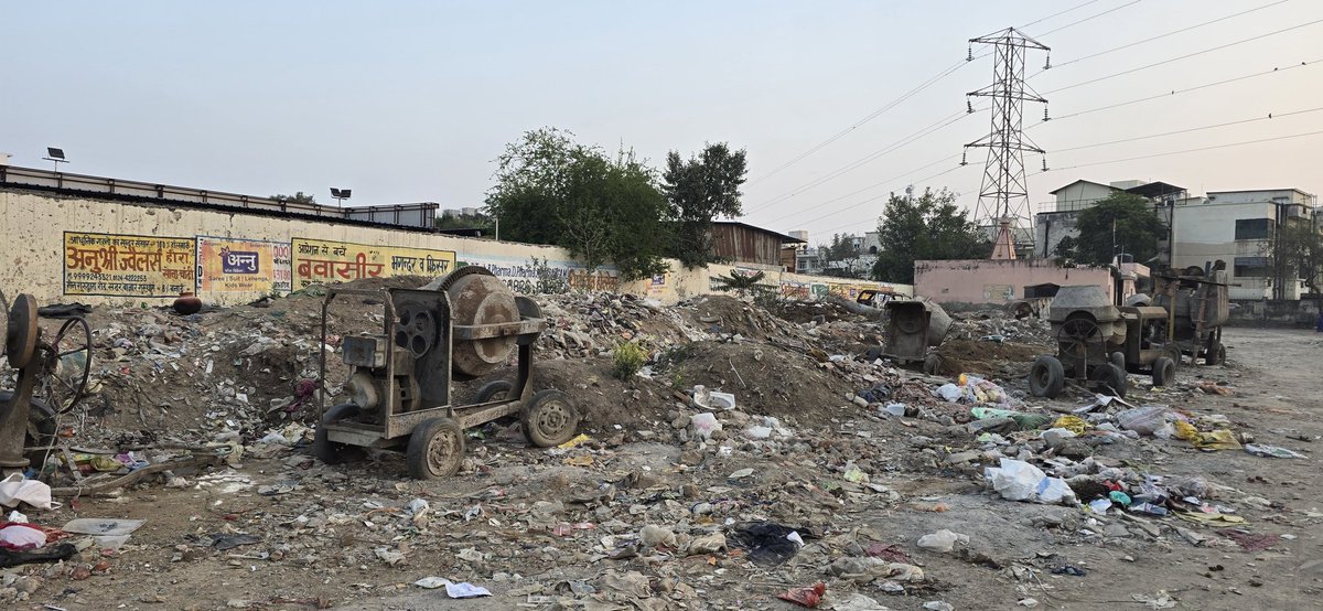 MihikaShahh's tweet image. Sector 12, Pocket C residents forced to live amid filth as illegal garbage dumping continues right outside their homes. Is this the new definition of the Millennium City? @MunCorpGurugram @DC_Gurugram @cmohry 
Photos via @raovishaly 

#Gurugram #Gurgaon #Sanitation #garbage #RWAs