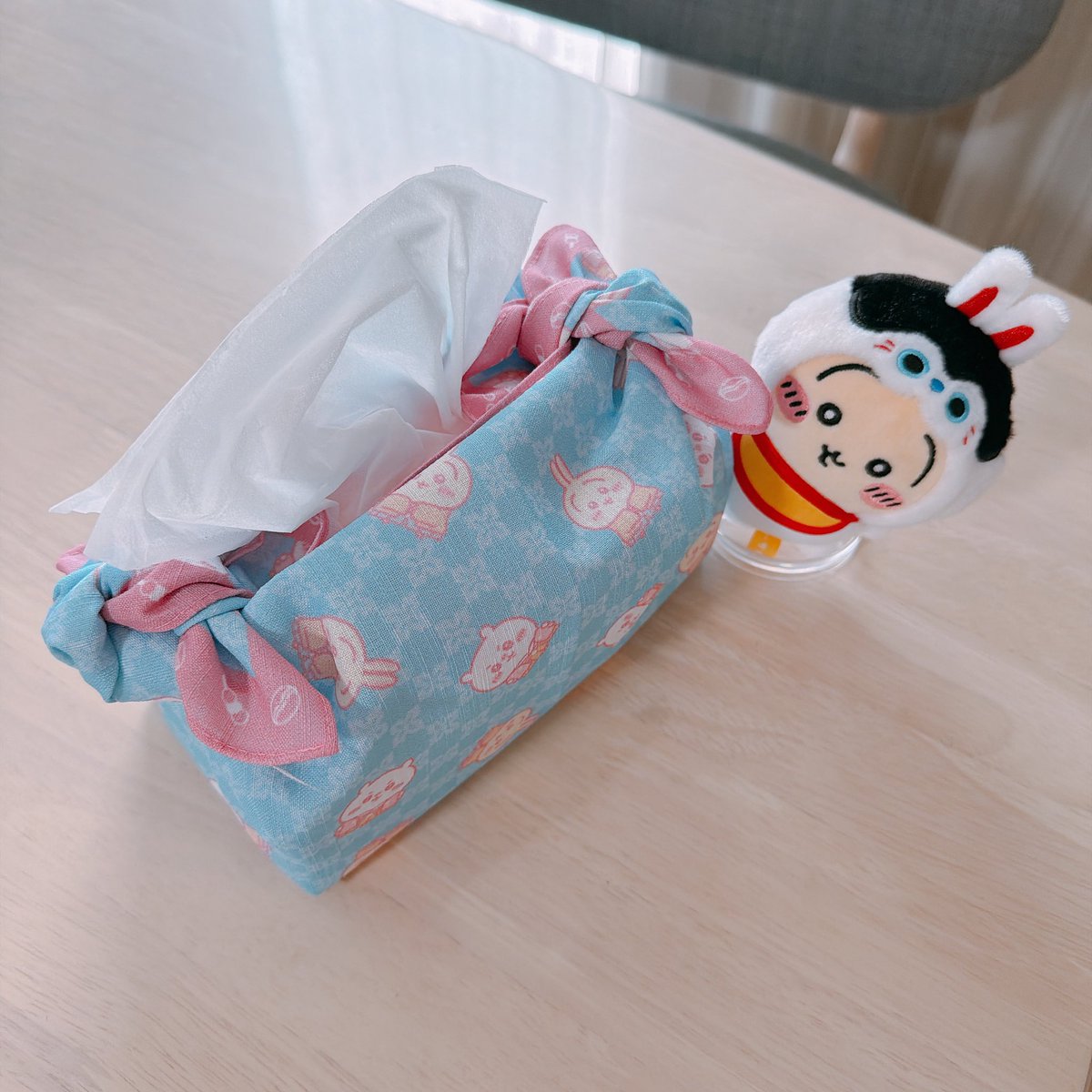 uriri_51's tweet photo. 風呂敷をティッシュケースに��てみた🩷🩵

使い道なんて考えずに
可愛いってだけで買ったけど
買って正解やわ♩

#ちいかわ https://t.co/H5VTXhmUB4