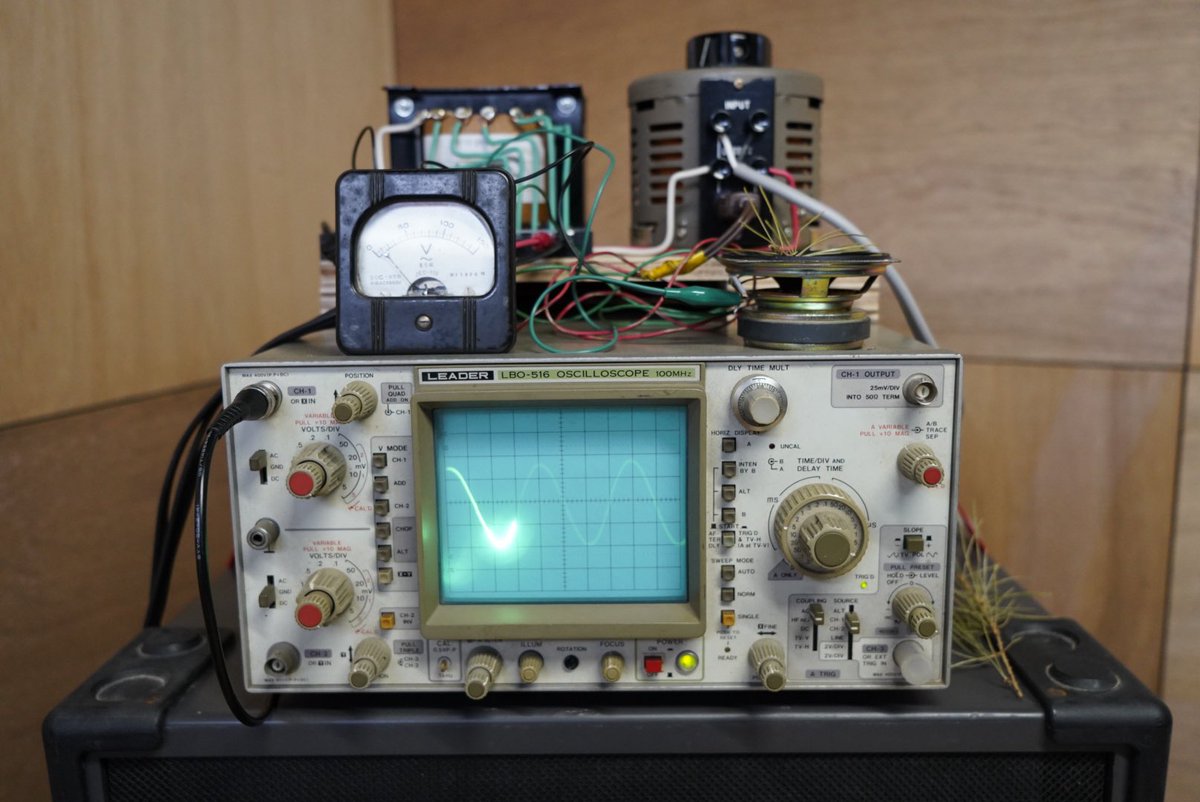 宮下恵太《ながれくるハミング｜Audible Current》

商用電源AC100Vを、いかに音として鳴らせるかという装置を作り、サウンドインスタレーションとして構成。
日本各地で収録した音源も聞くことができます。