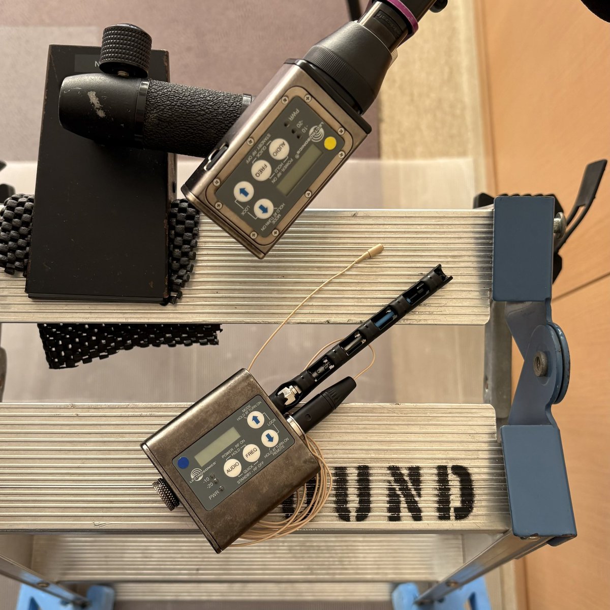 ワイヤレスは送受信機からアンテナまでレクトロで統一。
ラベリアマイクは今のところゼンハイザーのMKE1を使っているけど特に拘りがあるわけではないので、役者の声質や声量でいろいろ試したいと常々思っている。