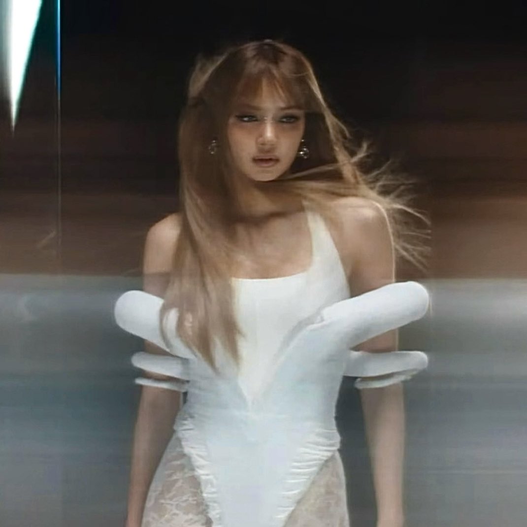 hourly lisa tweet media