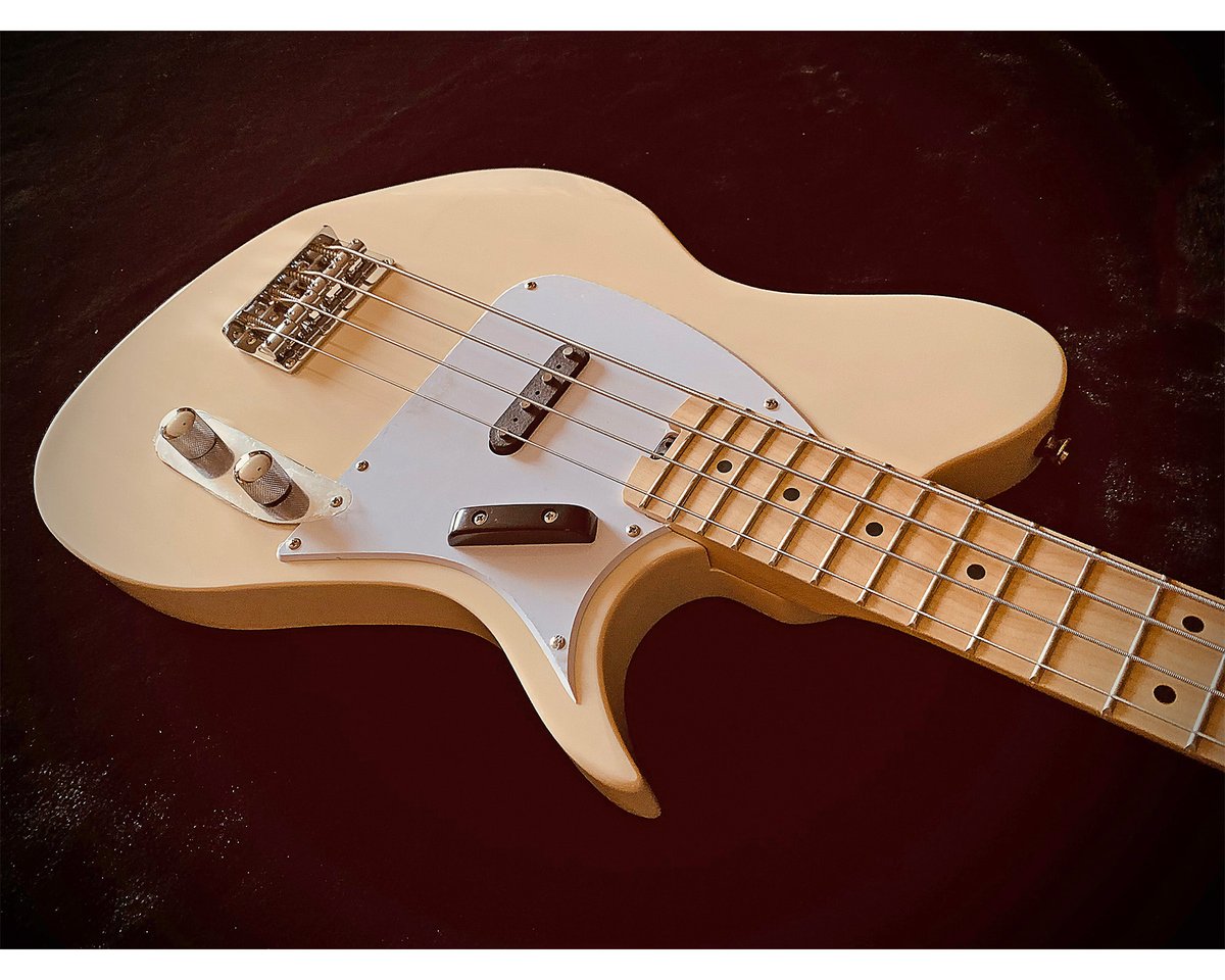 ARIA_Guitars's tweet photo. Classic roots. Fresh attitude.
The J-B51 takes inspiration from the legendary bass from 50s, wrapped in the unique offset body shape.

Vintage feel. Solid punch.
Built for players who want real bass character without breaking the bank.

#AriaProII #Aria #JAY #JB51 #ElectricBass https://t.co/4vY3yQNj0P